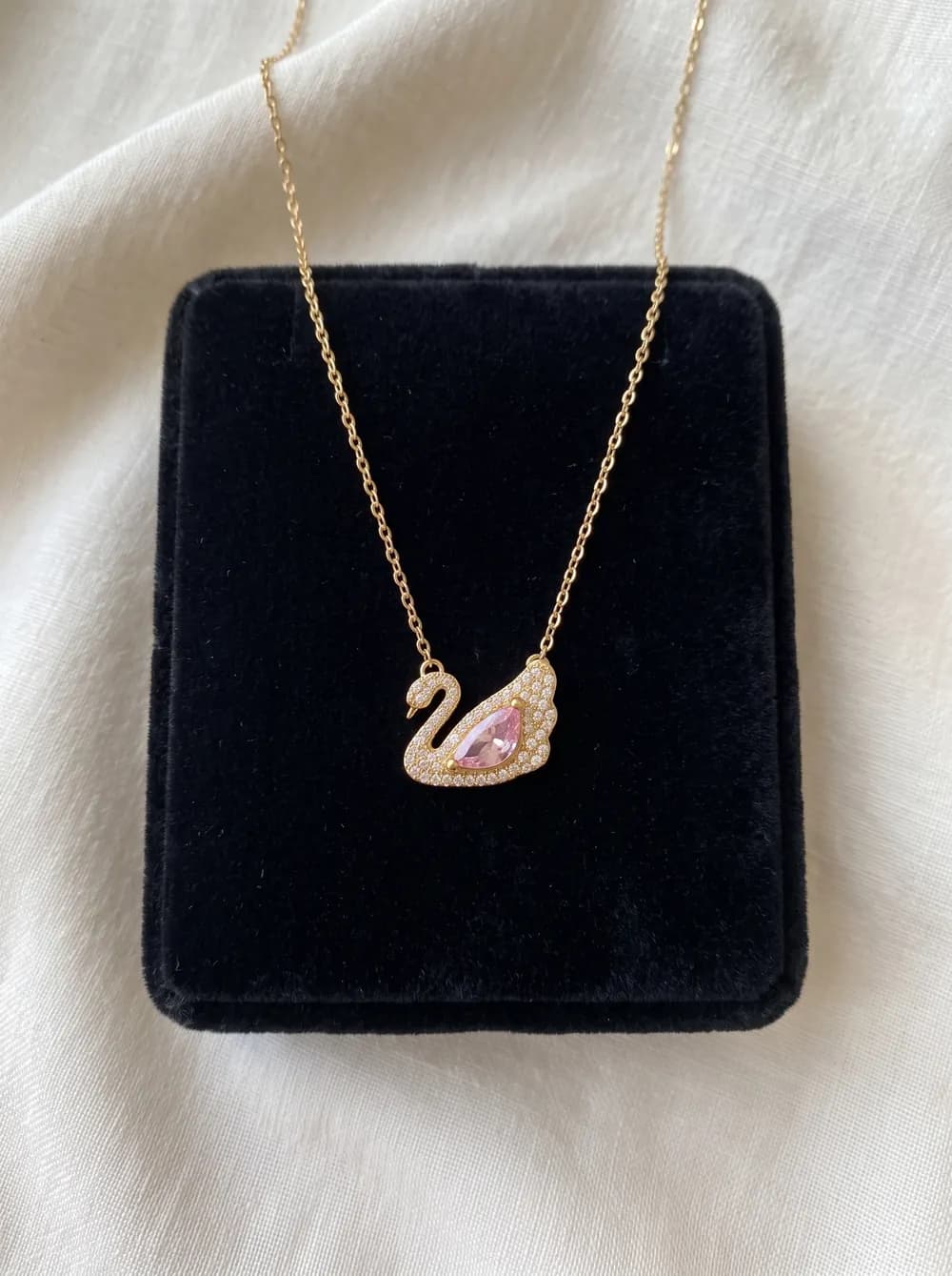 Pembe Taşlı Kuğu Kolye — görsel 3 / 5