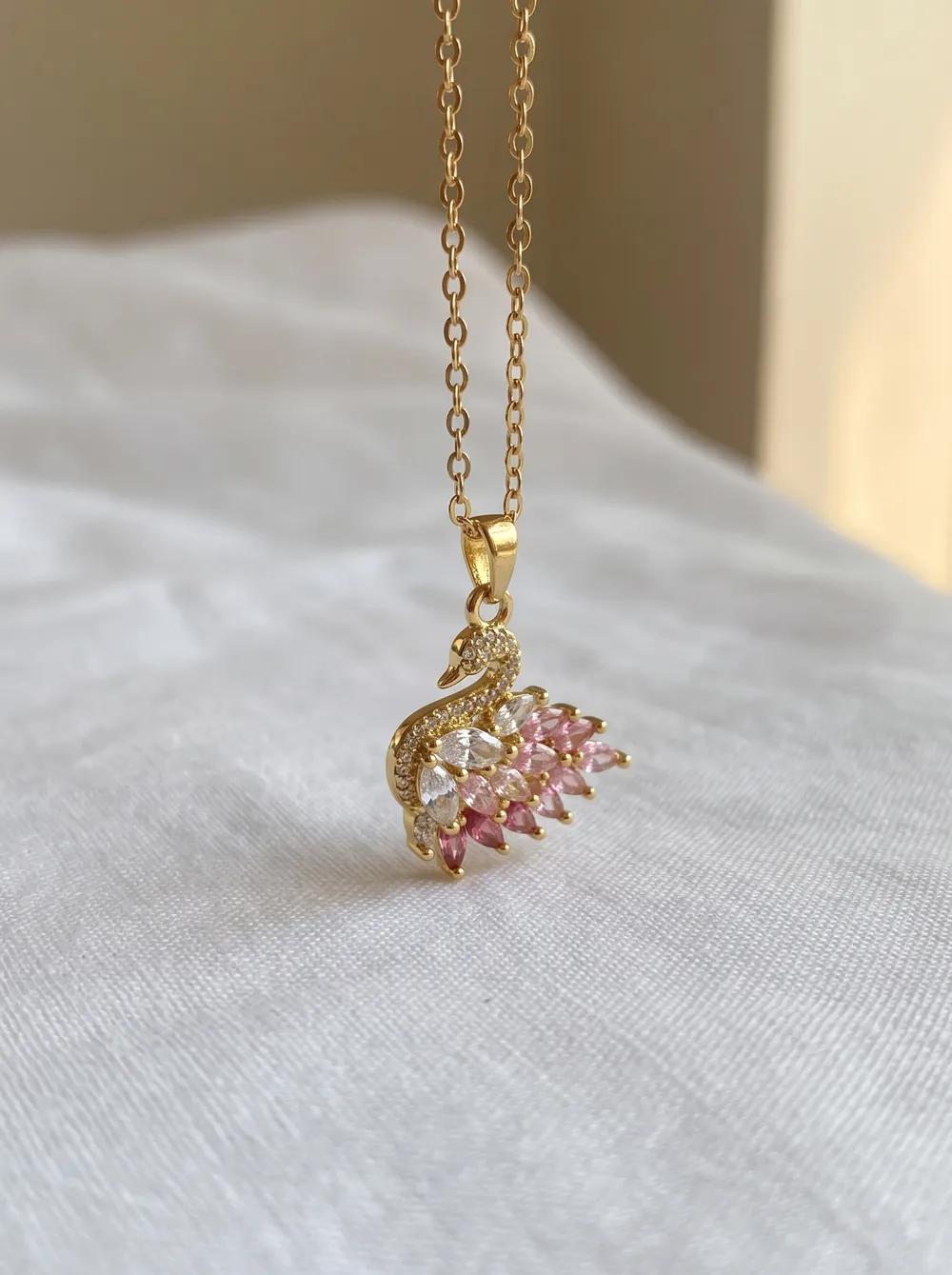 Pembe Sırtlı Taşlı Kuğu Kolye — görsel 3 / 5