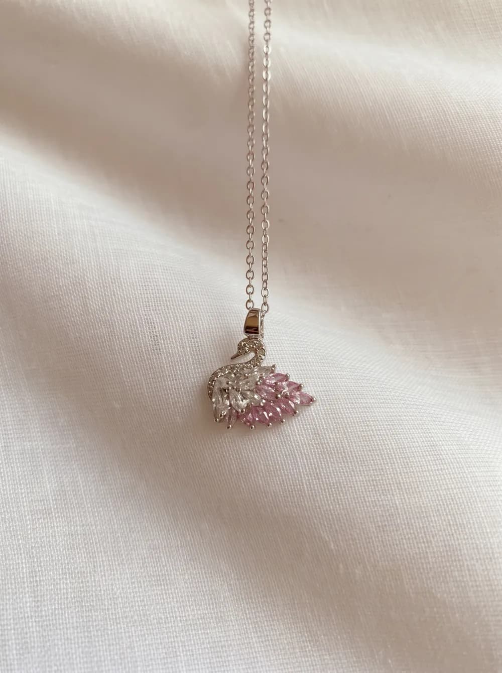 Pembe Sırtlı Taşlı Kuğu Kolye — görsel 5 / 5